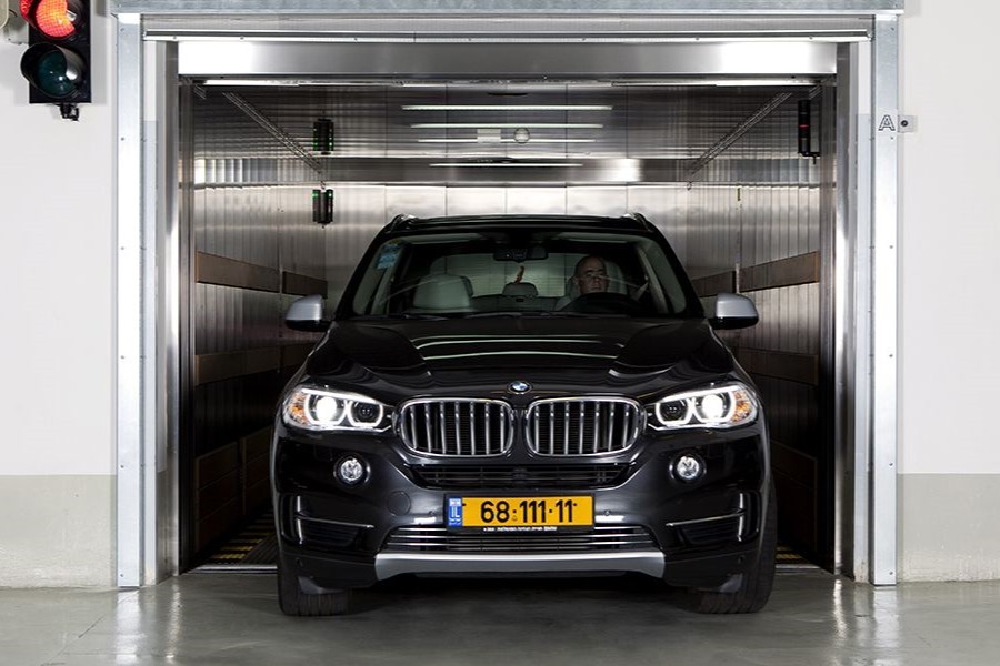 מעלית רכב במוסך ואולם תצוגה BMW